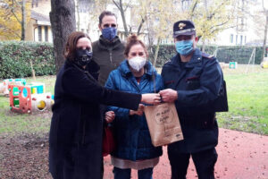 Giornata nazionale degli alberi, i Carabinieri Forestali piantano un acero alla scuola dell’infanzia Rodari di via Saffi. Il Sindaco Calati: “Un messaggio  prezioso per i piccoli”