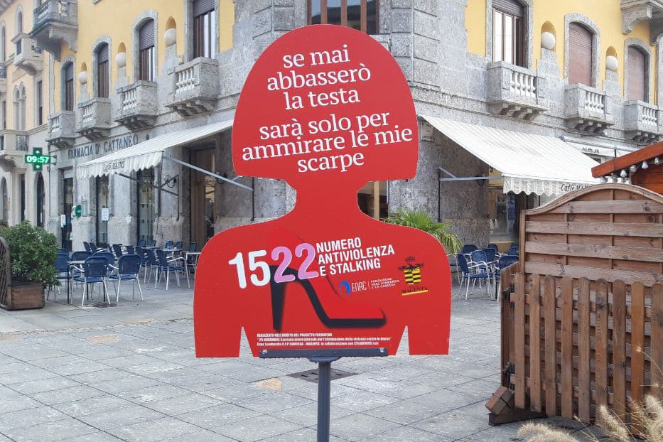 sagoma giornata contro violenza sulle donne piazza liberazione 2