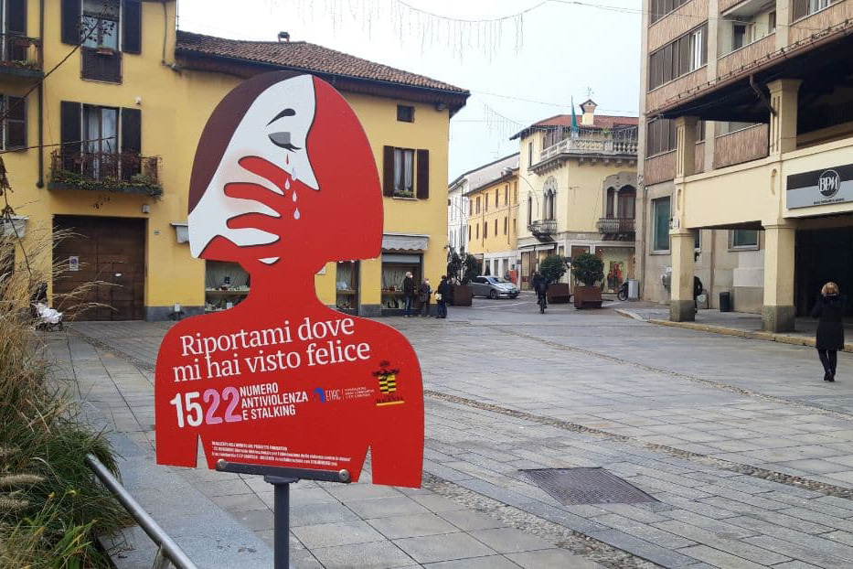 sagoma giornata contro violenza sulle donne piazza liberazione